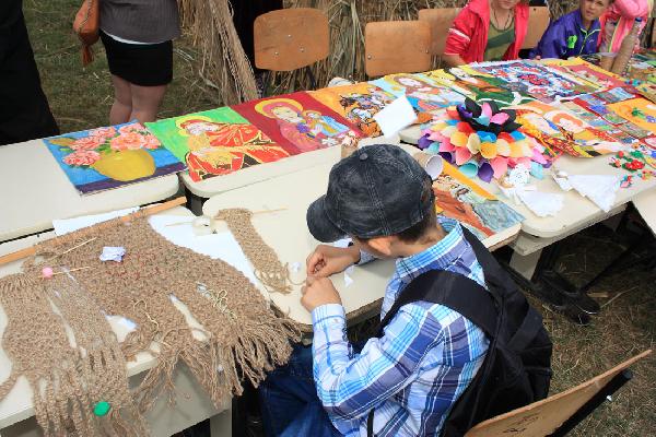 Expozitie a creatiilor artistice a copiilor de la scolile din Bacani si Ibanesti - Sarbatoarea Zilele Toamnei - Bacani 2015