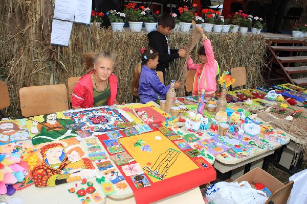 Expozitie a creatiilor artistice a copiilor de la scolile din Bacani si Ibanesti - Sarbatoarea Zilele Toamnei - Bacani 2015