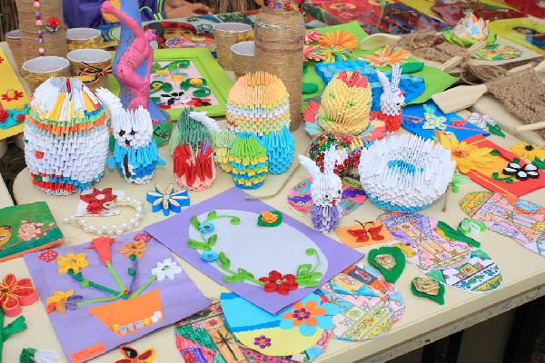 Expozitie a creatiilor artistice a copiilor de la scolile din Bacani si Ibanesti - Sarbatoarea Zilele Toamnei - Bacani 2015