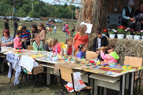 Expozitie a creatiilor artistice a copiilor de la scolile din Bacani si Ibanesti - Sarbatoarea Zilele Toamnei - Bacani 2015