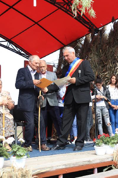 Felicitarea batranilor comunei care au implinit frumoasa varsta de 80 ani - Sarbatoarea Zilele Toamnei - Bacani 2015