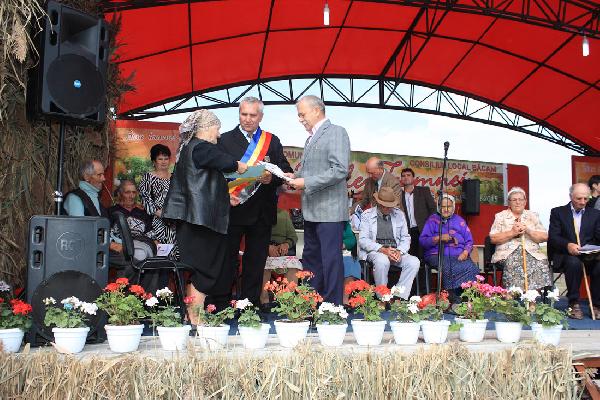 Felicitarea batranilor comunei care au implinit frumoasa varsta de 80 ani - Sarbatoarea Zilele Toamnei - Bacani 2015