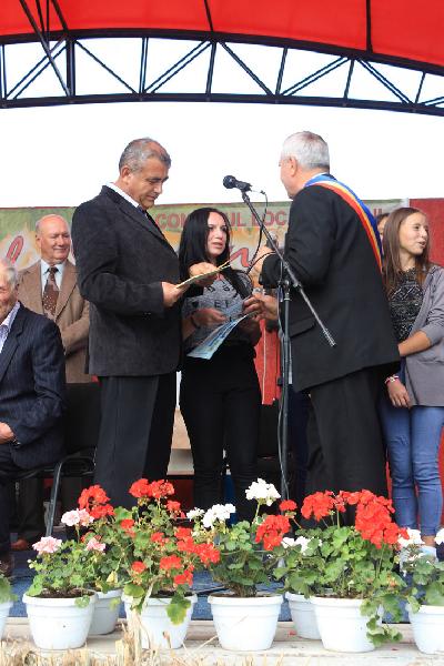 Felicitarea elevilor din comuna Bacani pentru rezultate deosebite la invatatura - Sarbatoarea Zilele Toamnei - Bacani 2015