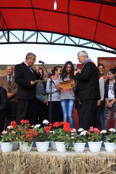 Felicitarea elevilor din comuna Bacani pentru rezultate deosebite la invatatura - Sarbatoarea Zilele Toamnei - Bacani 2015