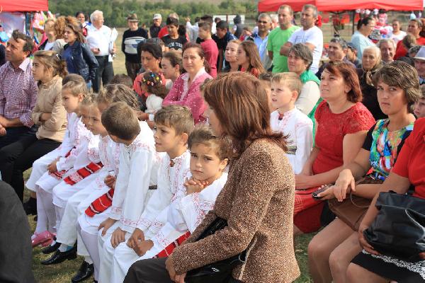 Muzica, dans, voie buna cu artisti de seama - Sarbatoarea Zilele Toamnei - Bacani 2015