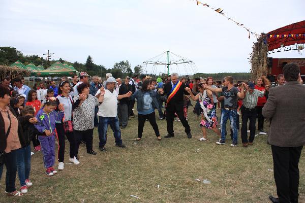 Muzica, dans, voie buna cu artisti de seama - Sarbatoarea Zilele Toamnei - Bacani 2015