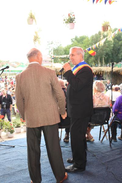 Urcarea pe scena a personalitatilor culturale ale comunei - Sarbatoarea Zilele Toamnei - Bacani 2015