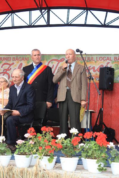 Urcarea pe scena a personalitatilor culturale ale comunei - Sarbatoarea Zilele Toamnei - Bacani 2015