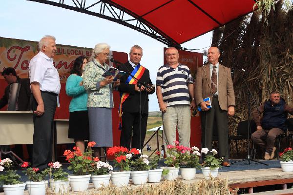 Urcarea pe scena a personalitatilor culturale ale comunei - Sarbatoarea Zilele Toamnei - Bacani 2015