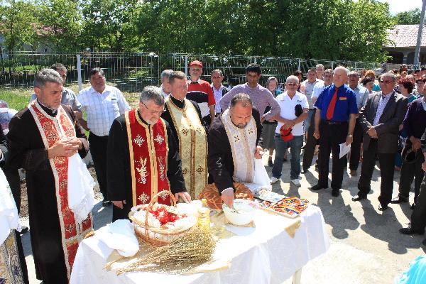 Slujba de sfintire a noului Camin Cultural Bacani, oficiata de 4 preoti