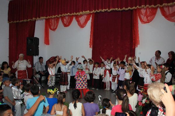 Momente artistice cu elevii scolii din Bacani pe scena Caminului Cultural din Bacani
