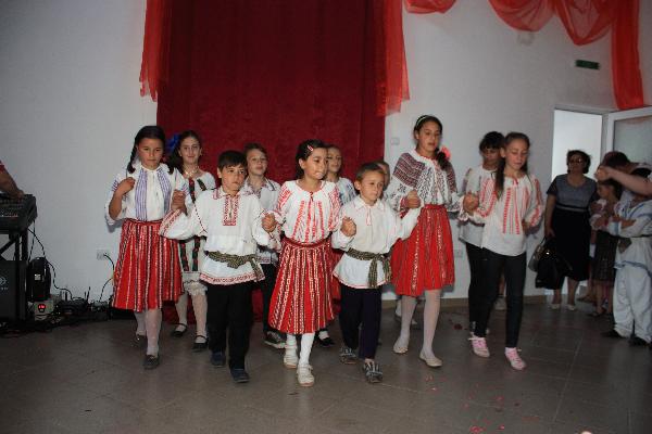 Momente artistice cu elevii scolii din Bacani pe scena Caminului Cultural din Bacani
