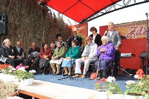 Felicitarea batranilor comunei care au implinit frumoasa varsta de 80 ani - Sarbatoarea Zilele Toamnei - Bacani 2015
