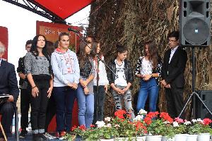 Felicitarea elevilor din comuna Bacani pentru rezultate deosebite la invatatura - Sarbatoarea Zilele Toamnei - Bacani 2015